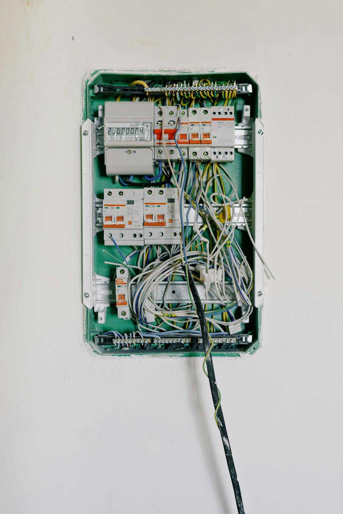 Tableau électrique avec câbles connectés — chantier d'installation à Nice