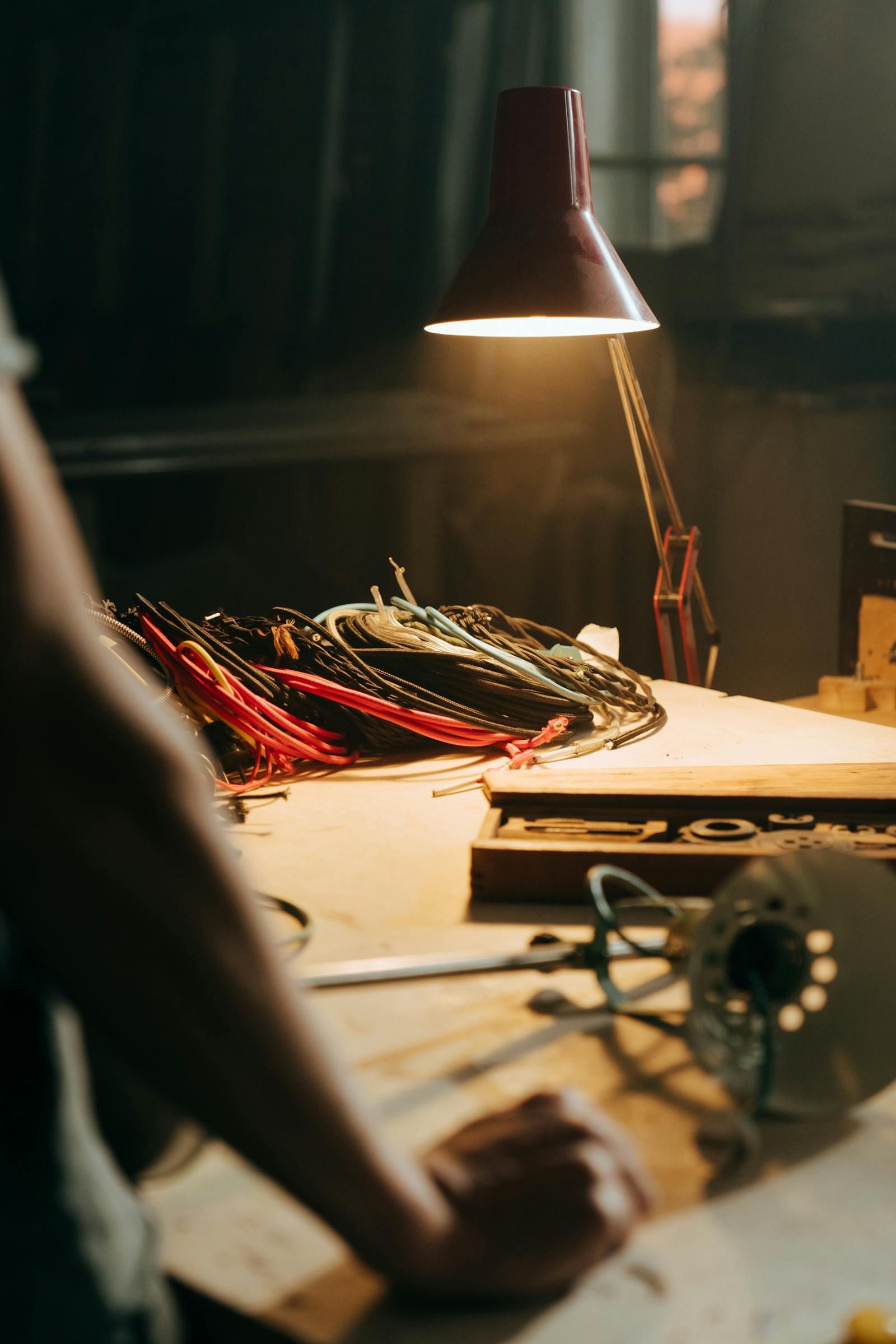 Atelier d'électricien à Nice — outils et fil cuivre sous lumière chaude
